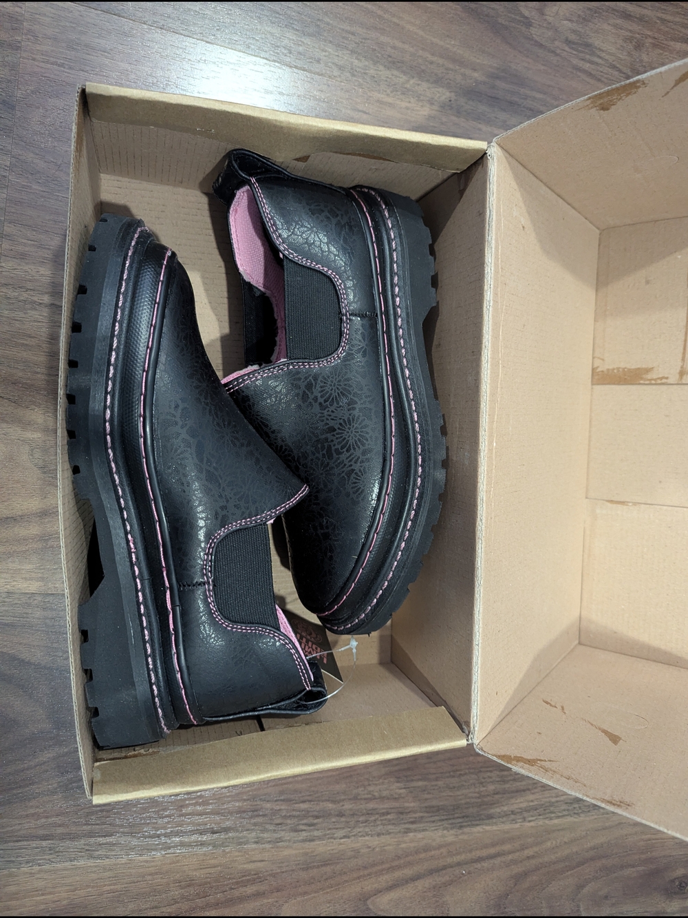 Women's Black Romeo Shoes with Pink Trim